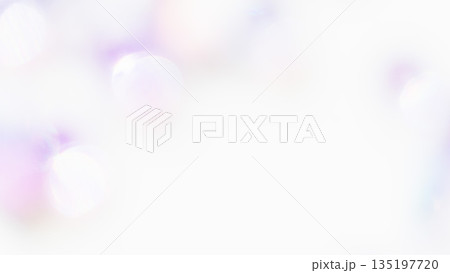 ふんわりキラキラ背景　紫色ピンク　玉ボケぼかしグラデーション 135197720