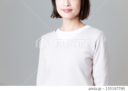 カジュアルニット姿のミドル女性 135197790