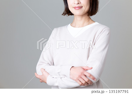 カジュアルニット姿のミドル女性 135197791