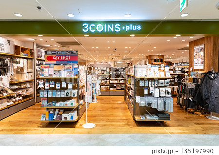3COINS+plus 京王聖蹟桜ケ丘ショッピングセンター店　東京都多摩市関戸 135197990