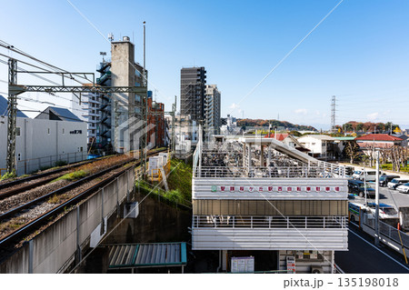 聖蹟桜ヶ丘駅のホームから西側を眺める　東京都多摩市関戸 135198018