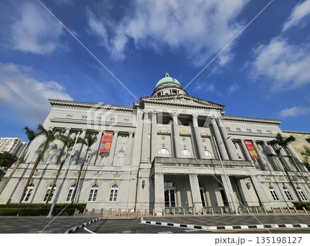 The National Gallery Singapore showcases neoclassical grandeur with Corinthian columns, a central dome, and art banners, blending colonial heritage, culture The National Gallery Singapore showcases neoclassical grandeur with Corinthian columns, a central dome, and art banners, blending colonial heritage, culture 135198127