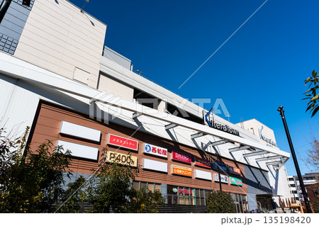 キテラタウン調布の入口へ　東京都調布市菊野台 135198420