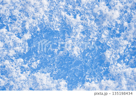 ガラスに付いた雪　涼イメージ 135198434