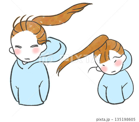 前や後ろからの強風で髪を煽られる女性 前や後ろからの強風で髪を煽られる女性 135198605