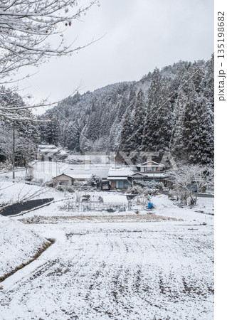 冬の田舎風景 135198682