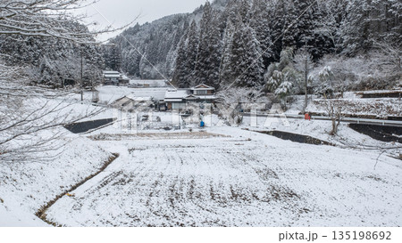 冬の田舎風景 135198692