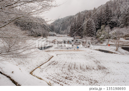 冬の田舎風景 135198693