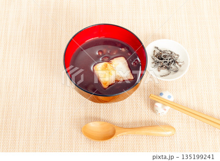 鏡開きにお汁粉を食べる、塩昆布付き 135199241