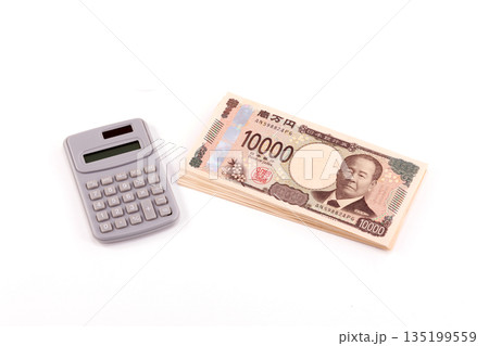 一万円札と電卓 135199559