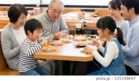 回転寿司を食べる家族6人 135199647