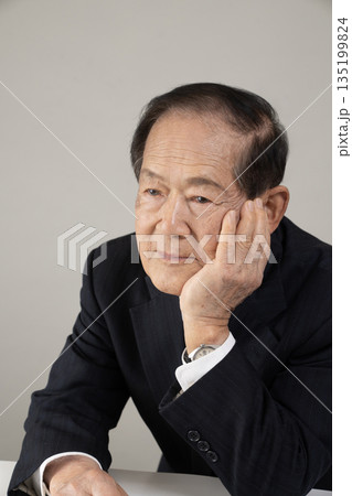 頬杖をつくシニア男性のバストアップ 頬杖をつくシニア男性のバストアップ 135199824