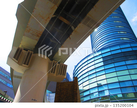 東京都豊島区東池袋のサンシャインシティ付近の首都高速5号池袋線の高架橋の風景 東京都豊島区東池袋のサンシャインシティ付近の首都高速5号池袋線の高架橋の風景 135200104