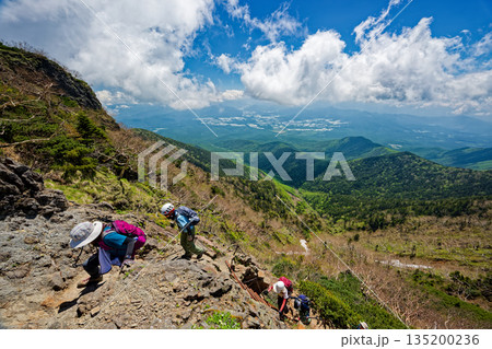 八ヶ岳連峰・横岳稜線を行く登山者と雲湧く野辺山・清里方面の眺め 八ヶ岳連峰・横岳稜線を行く登山者と雲湧く野辺山・清里方面の眺め 135200236