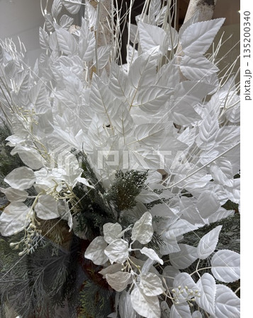 白い葉の造花 135200340