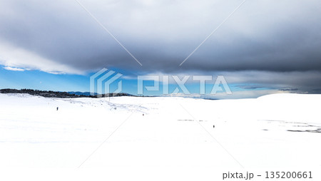 冬の雪が積もった鳥取砂丘の風景 135200661