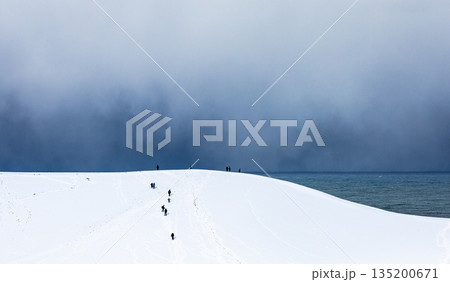 冬の雪が積もった鳥取砂丘の風景 冬の雪が積もった鳥取砂丘の風景 135200671