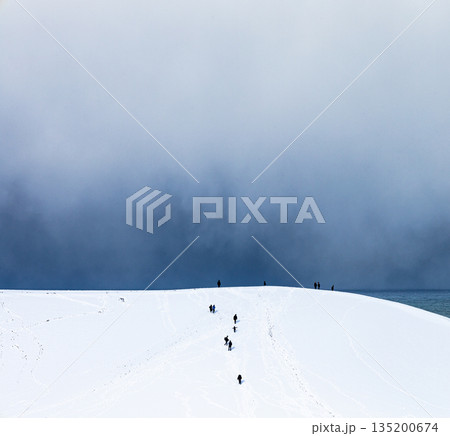 冬の雪が積もった鳥取砂丘の風景 冬の雪が積もった鳥取砂丘の風景 135200674