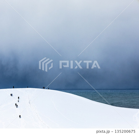 冬の雪が積もった鳥取砂丘の風景 冬の雪が積もった鳥取砂丘の風景 135200675
