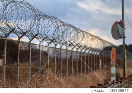 鉄条網フェンス イメージ 135200677
