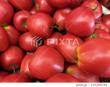 たくさんの赤いリンゴのサンプル 135200749