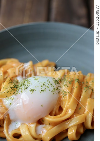 温玉を乗せた平麺の濃厚エビクリームパスタ 温玉を乗せた平麺の濃厚エビクリームパスタ 135200977