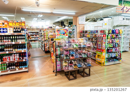 ユニディ狛江店 2階のお菓子売場 東京都狛江市和泉本町 ユニディ狛江店 2階のお菓子売場 東京都狛江市和泉本町 135201267