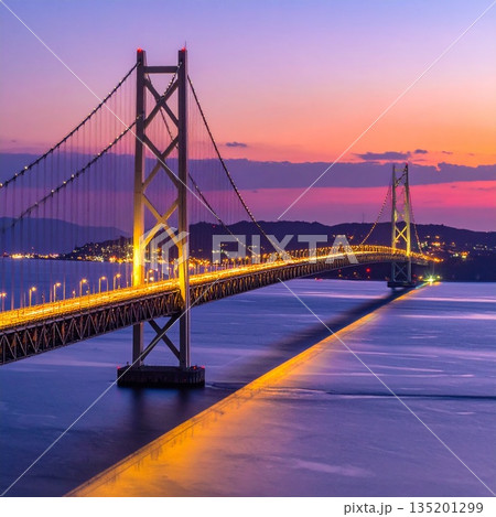 【AI生成画像】明石海峡大橋のシルエットが美しい淡路夕景 135201299
