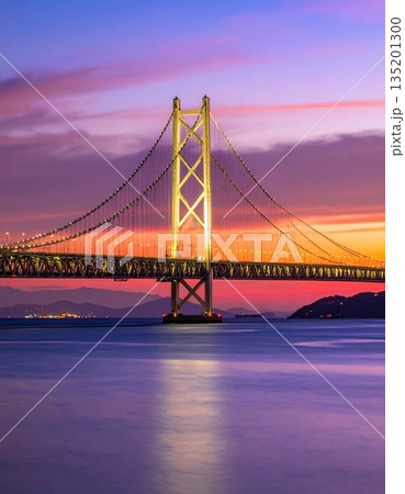 【AI生成画像】明石海峡大橋のシルエットが美しい淡路夕景 135201300