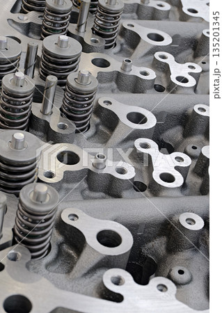 Cylinder head of an internal combustion engine with the cover removed 135201345