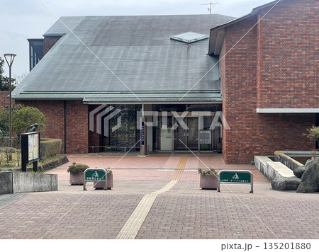 秦野市立図書館　神奈川県秦野市 135201880