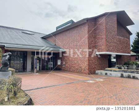 秦野市立図書館　神奈川県秦野市 135201881