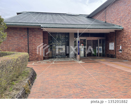 秦野市立図書館　神奈川県秦野市 135201882