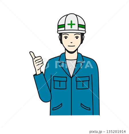 ヘルメットを被り穏やかな表情でグッドサインを出す男性作業員 135201914