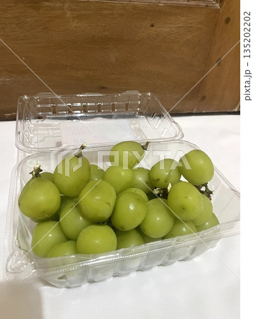 Fresh Shine Muscat grapes, known for their crisp texture and sweet, refreshing taste. Perfect for showcasing premium fruit, ideal for food photography, healthy eating concepts, and gourmet projects. Fresh Shine Muscat grapes, known for their crisp texture and sweet, refreshing taste. Perfect for showcasing premium fruit, ideal for food photography, healthy eating concepts, and gourmet projects. 135202202