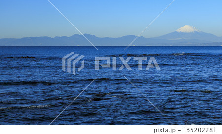 湘南海岸から見た冬の朝の風景 湘南海岸から見た冬の朝の風景 135202281