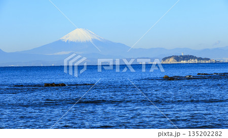 湘南海岸から見た冬の朝の風景 湘南海岸から見た冬の朝の風景 135202282