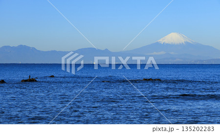 湘南海岸から見た冬の朝の風景 135202283