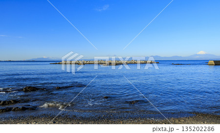 湘南海岸から見た冬の朝の風景 湘南海岸から見た冬の朝の風景 135202286