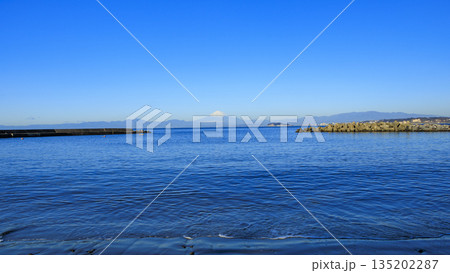 湘南海岸から見た冬の朝の風景 湘南海岸から見た冬の朝の風景 135202287