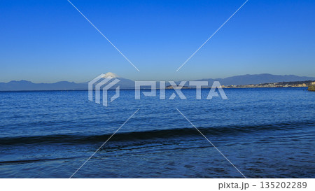 湘南海岸から見た冬の朝の風景 湘南海岸から見た冬の朝の風景 135202289