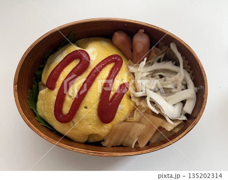 A traditional Korean dosirak, beautifully arranged with rice, assorted banchan, and savory proteins. Balanced and visually inviting, it’s a portable meal packed with vibrant flavors. 135202314