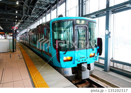 発車を待つ、IRいしかわ鉄道の電車 135202317