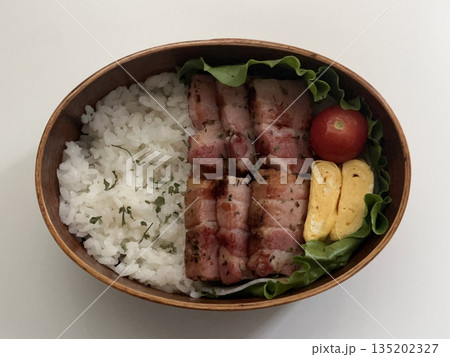 A traditional Korean dosirak, beautifully arranged with rice, assorted banchan, and savory proteins. Balanced and visually inviting, it’s a portable meal packed with vibrant flavors. 135202327