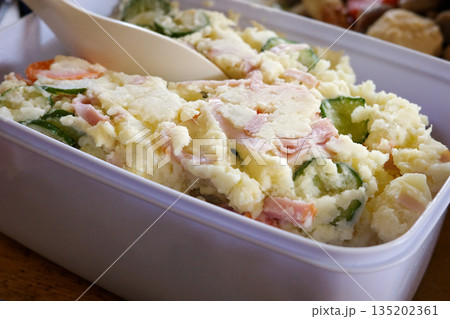 タッパに入ったポテトサラダ タッパに入ったポテトサラダ 135202361