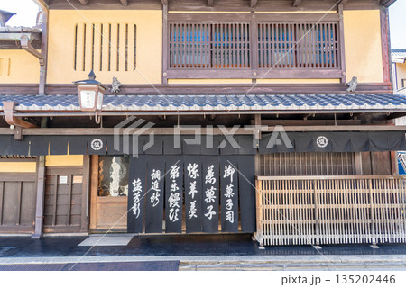 京都西陣の御菓子司 塩芳軒(二十四節気に合った京菓子を楽しむ)代表銘菓 焼菓子「聚楽」創業明治15年 京都西陣の御菓子司 塩芳軒(二十四節気に合った京菓子を楽しむ)代表銘菓 焼菓子「聚楽」創業明治15年 135202446
