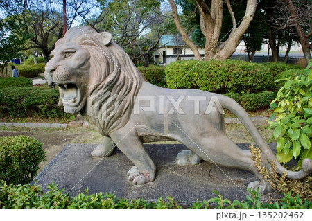 米子市　猿ヶ島公園の獅子像 135202462