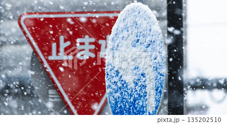 深々と降る雪と道路標識 深々と降る雪と道路標識 135202510