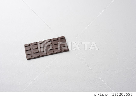 白い背景のチョコレート 左中 白い背景のチョコレート 左中 135202559