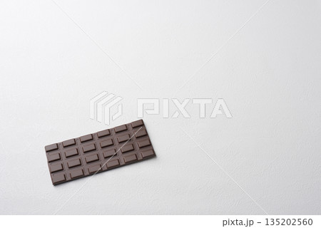 白い背景のチョコレート 左下 白い背景のチョコレート 左下 135202560